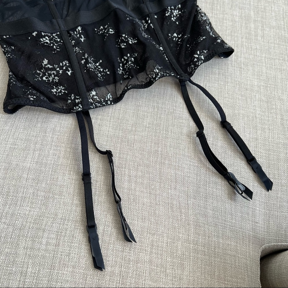 VICTORIA’S SECRET* Lace corset with silver details - Picture 5 of 10